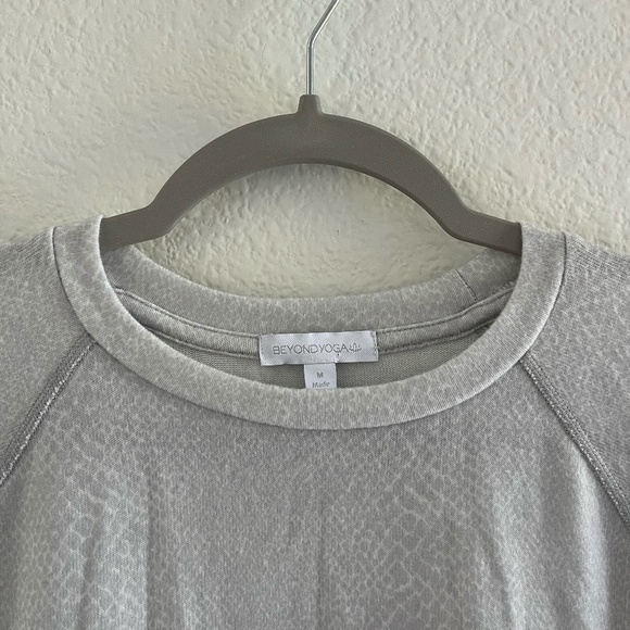 NWT BEYOND YOGA | Brushed Knit Printed Favorite Raglan in Gray Leopard | Size M - Picture 5 of 10
